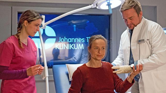 Bild: ARD/Jens-Ulrich Koch Marie Obischu (Christine Kutschera) hat eine ernstzunehmende Wunde an der Hand. Marc Lindner (Christian Beermann) fällt sofort ein bedeutendes Detail auf (mit Isabella Krieger).