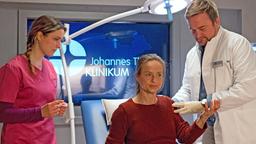 Marie Obischu (Christine Kutschera) hat eine ernstzunehmende Wunde an der Hand.  Marc Lindner (Christian Beermann) fällt sofort ein bedeutendes Detail auf (mit Isabella Krieger).