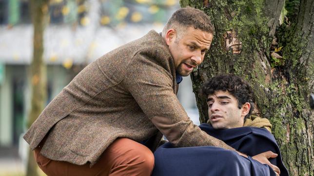 Matteo (Mike Adler) findet seinen Schützling Sami (Ali Reza Ahmadi) am Morgen, völlig durchgefroren und verängstigt im Park vor dem Johannes-Thal-Klinikum.