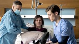 Matteo (Mike Adler) und Florian (Lion Wasczyk) untersuchen Martha Cypris (Kathleen Gallego Zapata), nachdem diese einen Krampfanfall erlitten hat.