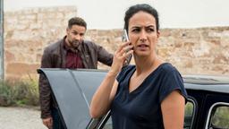 Matteo (Mike Adler) und Leyla Sherbaz (Sanam Afrashteh) sind auf dem Weg zur Arbeit mit dem Auto liegengeblieben.