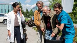 Michael Wolff (Max Volkert Martens) bringt seinen Kumpel Johann Wiesweg (Hans Klima) ins JTK. Dr. Sherbaz (Sanam Afrashteh) und Ivo Maric (Jakob D'Aprile) kümmern sich um den 70-jährigen.