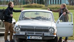 Mikko (Luan Gummich) ist von Eisenach ins Klinikum getrampt. Johannes Försters (Timon Ballenberger) Oldtimer schafft es gerade noch auf den Parkplatz des JTK.