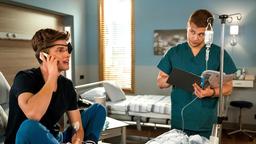 Mikko Rantala (Luan Gummich) beäugt seinen Patienten Marvin Kortmann (Tim Lanzinger) während eines ungewöhnlichen Telefonats.