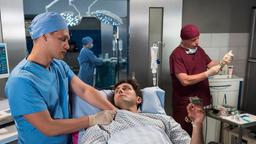 Mikko Rantala (Luan Gummich) bereitet den Patienten Vinz Velden (Christian Natter, M. mit Komparse) auf seine OP vor. Hoffentlich zeigt dessen Glücksbringer seine Wirkung.