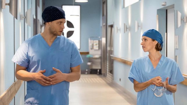 Mikko Rantala (Luan Gummich) und Dr. Alica Lipp (Kassandra Wedel) wollen gemeinsam eine bedeutende Operation durchführen.