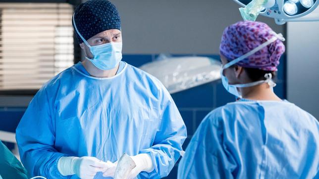 Mikko Rantala (Luan Gummich) und Dr. Sherbaz (Sanam Afrashteh) besteht eine ungewöhnliche Operation bevor. Sie müssen eine Requisite aus dem Oberschenkel eines Schauspielers entfernen.