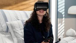 Mio Kern (Anna Shirin Habedank) bekommt Hilfe durch eine VR-Brille.