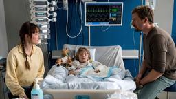 Mirjam (Marie von Reibnitz) und Arne Finn (Ben Blaskovic) geraten an Jakob's (Aiden Scherf) Krankenbett in eine Diskussion.