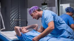 Mit plötzlich auftretenden Vernichtungskopfschmerz ist Dr. Elly Winter (Juliane Fisch) im JTK zusammengesackt. Freund und Kollege Dr. Ben Ahlbeck (Philipp Danne) ist für die erste Anamnese bei Elly.