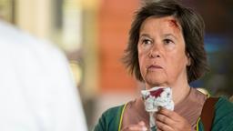 Monika Voss (Petra Kalkutschke) hat sich am Kochautomaten ihres Mannes Stefan verletzt und ist genervt von dessen Technik-Fieber.