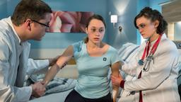 Nach der OP bekommt die junge Patientin Lena Bruck (Lena Kalisch) Beschwerden. Rebecca (Milena Straube) und Elias (Stefan Ruppe) nehmen sie genauer unter die Lupe.