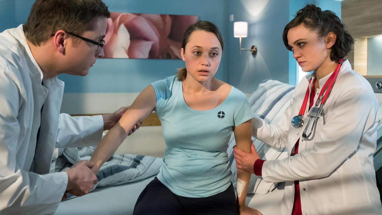 Nach der OP bekommt die junge Patientin Lena Bruck (Lena Kalisch) Beschwerden. Rebecca (Milena Straube) und Elias (Stefan Ruppe) nehmen sie genauer unter die Lupe.