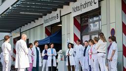 Nach einem Massenunfall werden mehrere Patienten am Johannes-Thal-Klinikum erwartet. Karin Patzelt und Leyla Sherbaz geben ihrem Team Anweisungen.