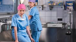 IN ALLER FREUNDSCHAFT: Prof. Dr. Karin Patzelt (Marijam Agischewa) und Dr. Franziska Ruhland (Gunda Ebert) nach einer OP.