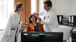 Nachdem Lorelei Schmitz (Julia Goldberg) unglücklich gefallen ist, übernehmen Dr. Julia Berger (Mirka Pigulla) und Dr. Marc Linder (Christian Beermann) die Erstversorgung.