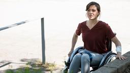 Neda (Adriana Möbius) wird klar, dass die Zukunft durchaus Schwierigkeiten mit sich bringen kann. Sie fängt an zu zweifeln.