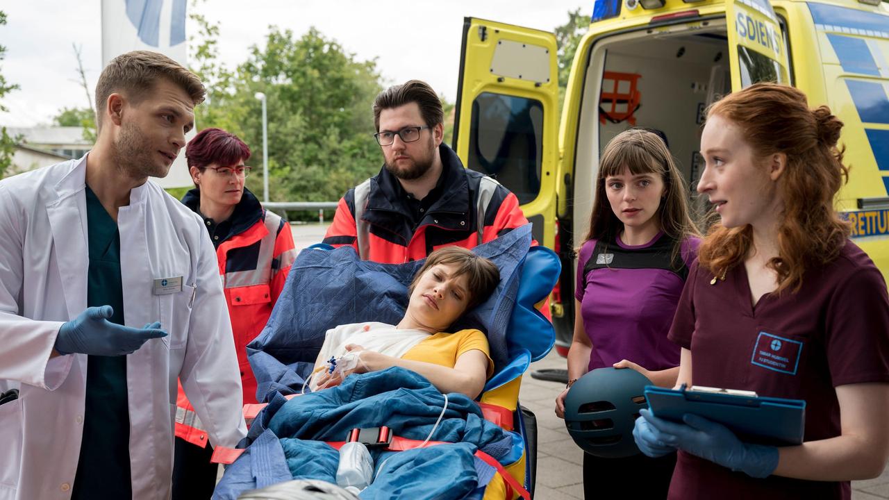 Nele Bader (Sarah Schmidt) wird in Begleitung ihrer Freundin Bianka Schneider (Annemarie Hörold) in das Johannes-Thal-Klinikum eingeliefert.  Mikko Rantala (Luan Gummich) und Tamar Hummel (Linda Kummer) nehmen die Patientin vom Rettungsdienst (Komparsen, h.) entgegen.