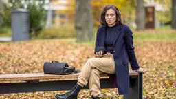 Nervös wartet Rebecca (Milena Straube) im Park vor dem Johannes-Thal-Klinikum, um noch eine Sache loszuwerden. Beschränkt sich das nur auf das Portemonnaie in ihrer Hand?