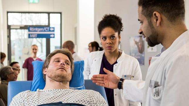 Dr. Moreau informiert den Patienten Carlos über seine Idee, dass sich Granatsplitter in seinem Körper befinden könnten. 
