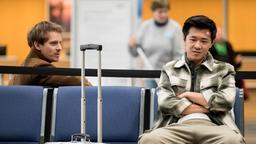Nick Jauer (Xidou Zhao) und Marvin Verl (Joscha Eißen, l. mit Komparsin, h.) schwelgen in alten Erinnerungen. Ist ihr Streit aus dem Weg zu räumen?