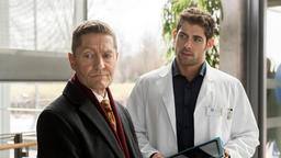 Niklas (Roy Peter Link) bittet den Kollegen Dr. Rolf Kaminski (Udo Schenk), sich die Ultraschallbilder einer vergrößerten Prostata anzusehen.