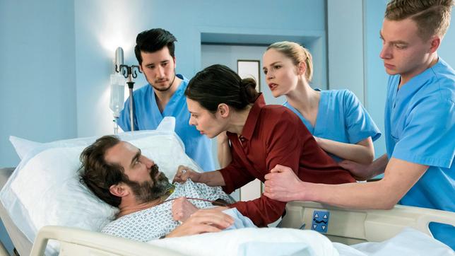 Bild: ARD/Jens Ulrich Koch Nur mit Mühe können Julia Berger (Mirka Pigulla) und die Pfleger (Komparsen) Frau Richter (Margarita Breitkreiz) von dem Patienten (Jens Münchow) wegziehen, der laut Ausweis ihr Ehemann sein soll.