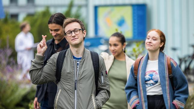 Bild: ARD/Michael Kremer Olli (Arne Kerstész) kann Ivo (Jakob D'Aprile), Sofia (Olivia Papoli-Barawati) und Tamar (Linda Kummer) stolz von seinem Erfolg berichten!