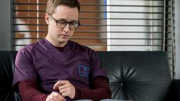 Olli (Arne Kertész) recherchiert den Fall seiner Patientin.