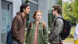 Olli (Arne Kertész) schlägt vor Dr. Julia Berger und Dr. Elly Winter mit einem Geschenk für Ihre Zeit als Interims-Ausbilderinnen zu danken. Ivo (Jakob D'Aprile) und Tamar (Linda Kummer) sind auf seinen Vorschlag gespannt. (v.ln.r. Jakob D'Aprile, Linda Kummer, Arne Kertész)