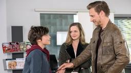 Paul Krüger (Mike Hoffmann) ist überfroh, dass Eva (Sarina Radomski) es möglich gemacht hat, seinen Sohn Jonas (Jann-Piet Puddu) zu sehen.