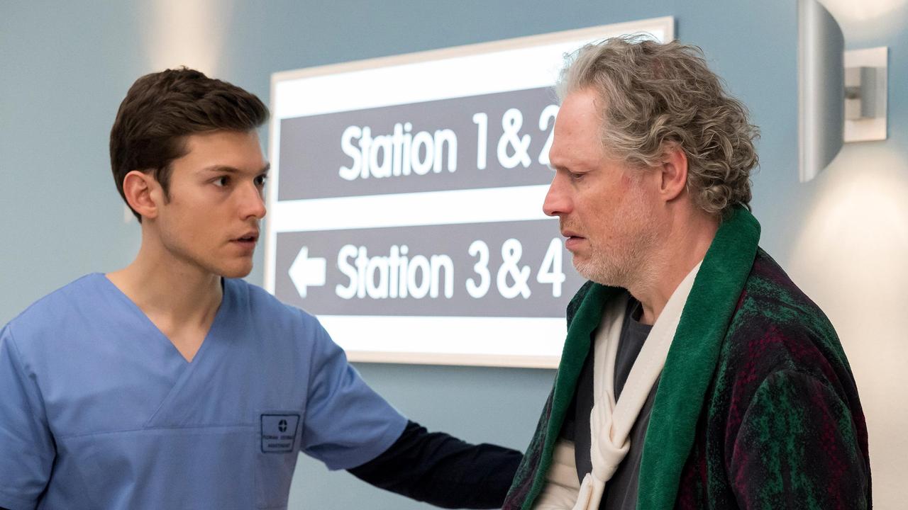 Paul Lehmann (Jörn Knebel) ist aufgebracht und Florian (Lion Wasczyk) versucht ihn zu beruhigen.