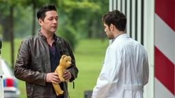 Philipp (Thomas Koch), ist extra nach Erfurt gefahren, um Max' Teddy zu holen. Vor der Klinik trifft er Niklas (Roy Peter Link).