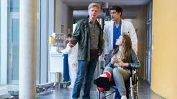 Pias (Katharina Stark) Vater Gregor Lichter (Gunnar Teuber) erklärt Ben (Philipp Danne), dass er sich Sorgen macht, dass Pia die Abschlussprüfung verpassen könnte und damit ihre Chance aufs Abitur.