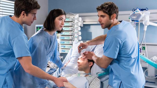 Bild: ARD/Jens Ulrich Koch DIE JUNGEN ÄRZTE: Ben Ahlbeck (Philipp Danne), Lotte Schiller (Julia Goldberg), Finn Schiller (Fabian Oscar Wien) und Dr. Niklas Ahrend (Roy Peter Link).