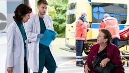 Prof. Dr. Karin Patzelt  (Marijam Agischewa) staunt nicht schlecht, als sie in der Notaufnahme überraschenderweise auf Gerda Mollwitz (Ingrit Dohse)  trifft, die gerade von Dr. Mikko Rantala (Luan Gummich) wegen einer Sprunggelenksverletzung aufgenommen wird.