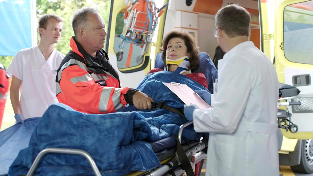 Prof. Dr. Karin Patzelt (Marijam Agischewa) kommt nach einem Motorrad-Unfall ins Klinikum. Elias (Stefan Ruppe) kümmert sich sofort um seine Kollegin.