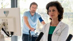 Prof. Patzelt (Marijam Agischewa) übernimmt persönlich das Belastungs-EKG für ihren Patienten Frank Boger (Christoph Kottenkamp).