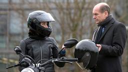 Prof. Patzelt  (Marijam Agischewa) und Herr Berger (Horst Günter Marx) machen ihre erste gemeinsame Spritztour mit dem neuen Motorrad.