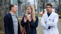 Ralf (Klaus Christian Schreiber) und seine Frau Claudia (Kim-Sarah Brandts) müssen ihre Besprechung mit  Dr. Niklas Ahrend (Roy Peter Link) unterbrechen, als Claudias Handy klingelt.