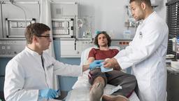 Elias Bähr (Stefan Ruppe), Heiko Rallburg (Andre Kaczmarczyk) und Dr. Matteo Moreau (Mike Adler) bei der Behandlung.