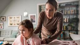 Raya (Luna Elez) möchte die Vorhänge von Julia (Mirka Pigulla) viel lieber als Umhang benutzen. Dass Julia andere Pläne hat,versteht Raya jedoch gar nicht.