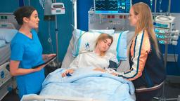 Rebecca (Milena Straube) erkennt, wie sehr Luisa (Sarah Buchholz) psychisch unter ihrem Zustand leidet und wie sehr ihre liebevolle Mutter Vera Fuchs (Anne Kanis) von irrationalen Schuldgefühlen geplagt ist.