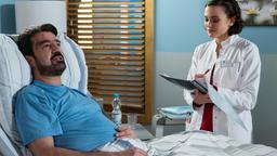 Rebecca (Milena Straube) kommt mit ihrem Patienten Emiliano Catalfo (Michele Cuciuffo) ins Gespräch. Er gibt ihr einen Rat, im Umgang mit schwierigen Kollegen.