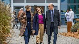 Rebecca Krieger (Milena Straube) ist am Johannes-Thal-Klinikum und von ihrer Schwester Julia (Mirka Pigulla) und Ihrem Vater Wolfgang (Horst Günter Marx) herzlich aufgenommen.