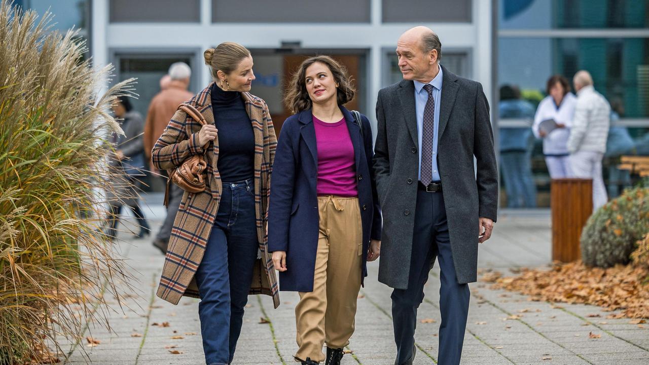 Rebecca Krieger (Milena Straube) ist am Johannes-Thal-Klinikum und von ihrer Schwester Julia (Mirka Pigulla) und Ihrem Vater Wolfgang (Horst Günter Marx) herzlich aufgenommen.