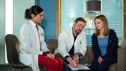 Rebecca Krieger (Milena Straube) und Dr. Marc Lindner (Christian Beermann) klären Leni Fichtner (Leonie Wesselow) über die Risiken der Operation auf.