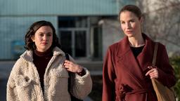 Rebecca Krieger (Milena Straube) und Julia Berger (Mirka Pigulla) führen ein offenes Gespräch unter Schwestern.