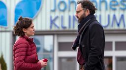 Rebecca (Milena Straube) spricht mit Sebastian Reiter (Sami Loris). Der Kollege ihrer Patientin Nele scheint mehr als Freundschaft für diese zu empfinden.