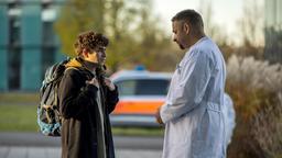 Sami (Ali Reza Ahmadi) erzählt Matteo (Mike Adler) von seinem Streit mit seinem Freund, der daraufhin aus dem Johannes-Thal-Klinikum verschwunden ist.